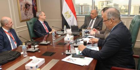 وزير الكهرباء والطاقة المتجددة يبحث مع مسئولي شركة الكازار الإماراتية مستجدات التنفيذ وتطور الأعمال في مشروعات طاقة الرياح قدرة 1500 ميجاوات في مناطق الزعفرانة وجنوب الغردقة - جريدة هرم مصر
