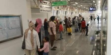 الركاب برفقه أولادهم .. زحام بمحطة «المستشفى الجوى» لمونوريل شرق النيل فى ثانى أيام تشغيله المجانى - جريدة هرم مصر