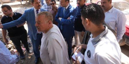 ​في لفتة إنسانية.. محافظ أسيوط يصطحب مواطناً بسيارته الخاصة لمعاينة «تراكمات القمامة» - جريدة هرم مصر