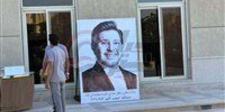 طائرة درون ولافتة بـ "نسيانك صعب أكيد".. اللقطات الأولى من عزاء هاني شاكر - جريدة هرم مصر