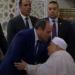 السيسي يصافح أحمد عمر هاشم لدى وصوله مسجد مصر بالعاصمة لأداء صلاة عيد الأضحي - هرم مصر