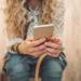 قنبلة بكتيرية تهدّد صحتك.. احترس من استخدام هاتفك المحمول في الحمام - هرم مصر