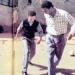 قصة صورة عمرها 40 عاماً لمدرب المنتخب الوطني مع أطفال يلعبون الكرة في الشارع - هرم مصر