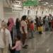 الركاب برفقه أولادهم .. زحام بمحطة «المستشفى الجوى» لمونوريل شرق النيل فى ثانى أيام تشغيله المجانى - جريدة هرم مصر