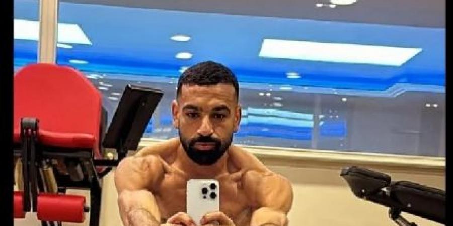 صحيفة إسبانية تقارن جسد محمد صلاح قبل وبعد انتقاله إلى ليفربول وتتساءل عن عضلاته - هرم مصر