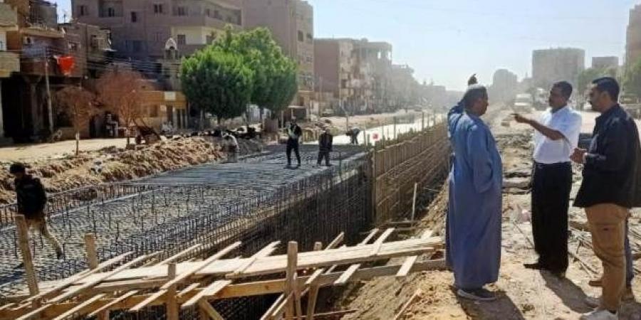 محافظ أسوان يتابع مشروع تغطية الأجزاء المتبقية من مصرف السيل