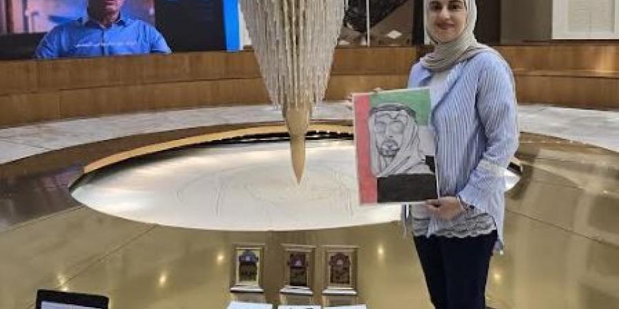 «العلاج بالفن».. متعافية من السرطان تدعم المرضى بجلسات رسم وتعليم الخط العربي