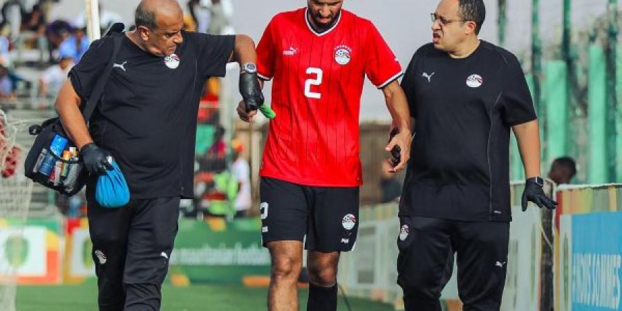 بعد إصابته في المنتخب المصري يطمئن على حالة مدافعه خالد