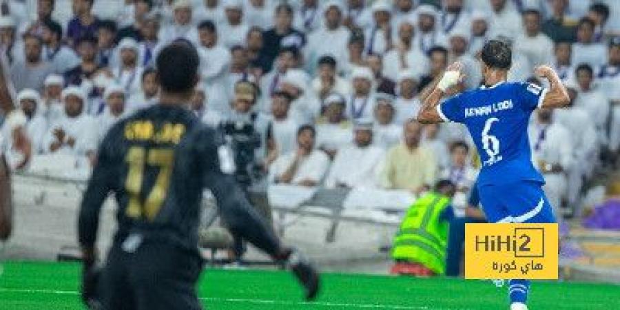 شاهد بالفيديو: جماهير العين تلقي زجاجات المياه على لاعبي الهلال