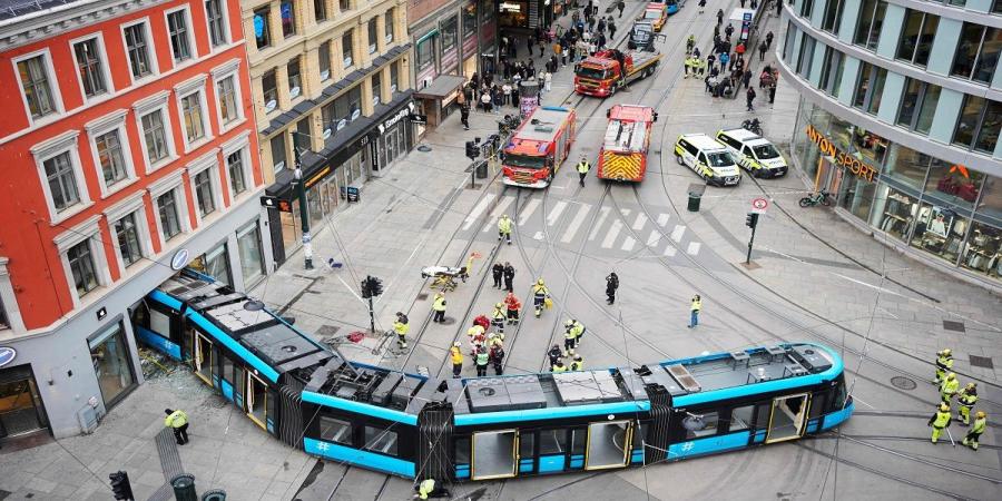 في حادث نادر جداً.. ترام يخرج عن مساره ويصطدم بمتجر بأوسلو