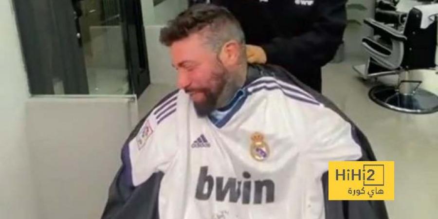 “صالون حلاقة ” في برشلونة بقميص مدريد.. فكيف كان رد فعل الجمهور الكتالوني؟ فيديو