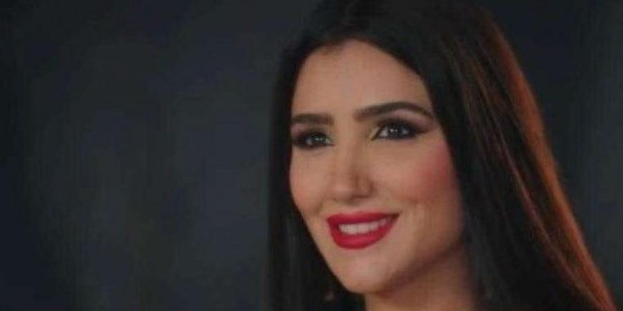 مي عمر  تخطف الأنظار من داخل سيارتها .. شاهد - هرم مصر