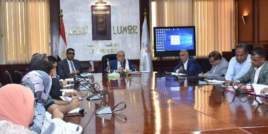 محافظ الأقصر يتابع المرحلة الأولى للموجة 26 من ملف الإزالات.. تشديدات على رؤساء المدن بشأن التقنين.. واتصالات مفاجئة مع المواطنين - هرم مصر