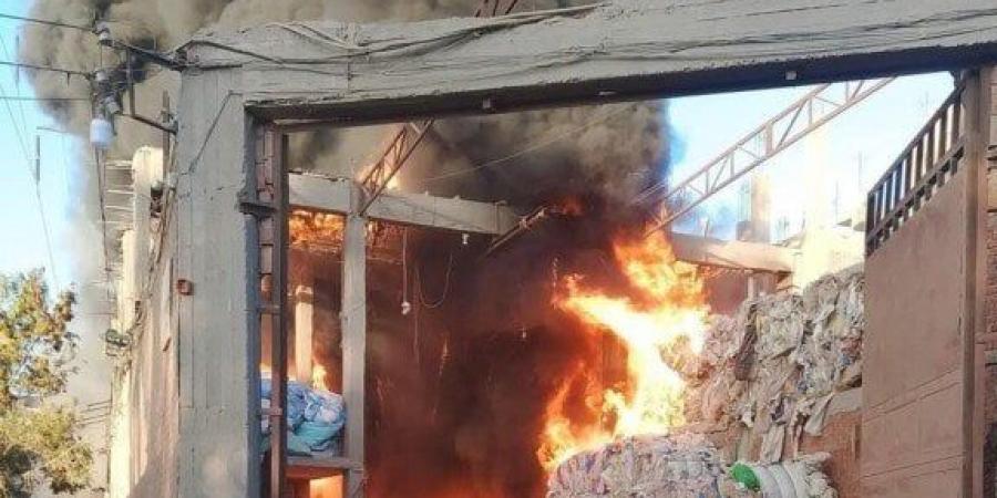 نيابة الخانكة تعاين موقع حريق مخزن البلاستيك بقرية كفر حمزة - هرم مصر