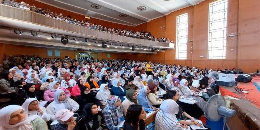اقبال كثيف على المراجعات النهائية المجانية لطلاب الثانوية العامة ببورسعيد - هرم مصر