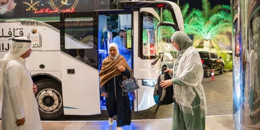 وسط خدمات متكاملة.. وصول أولى طلائع ضيوف برنامج خادم الحرمين للحج - هرم مصر