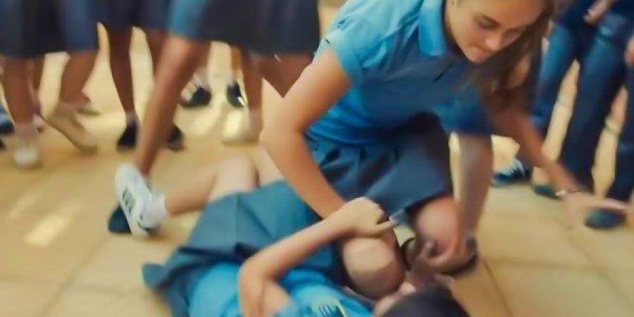 «ده حق بنتي».. طالبة تعتدي على زميلتها داخل الحرم الجامعي بالمعادي - هرم مصر