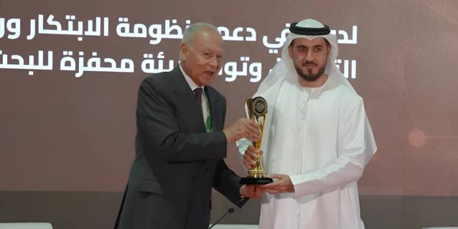 «الشارقة للبحوث» يحصد جائزة «المراكز البحثية» في «سيملس» - هرم مصر