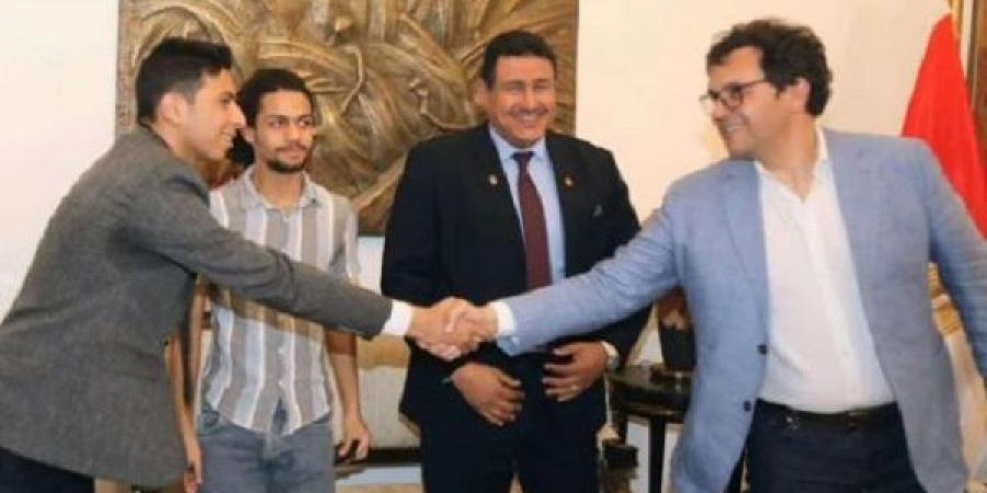 هنو يُسلم بطاقات مبادرة “أهلًا وسهلًا بالطلبة” لأوائل المشتركين - هرم مصر