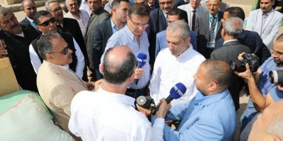 وزير الزراعة ومحافظ الشرقية ورئيس البنك الزراعي يتابعون أعمال تسليم القمح بشونة العزيزية - هرم مصر