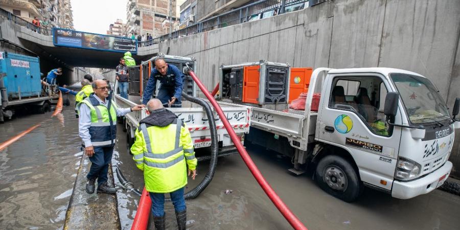 بعد ليلة عاصفة..  تواصل الجهود لسحب تجمعات مياه الأمطار  بالإسكندرية - هرم مصر