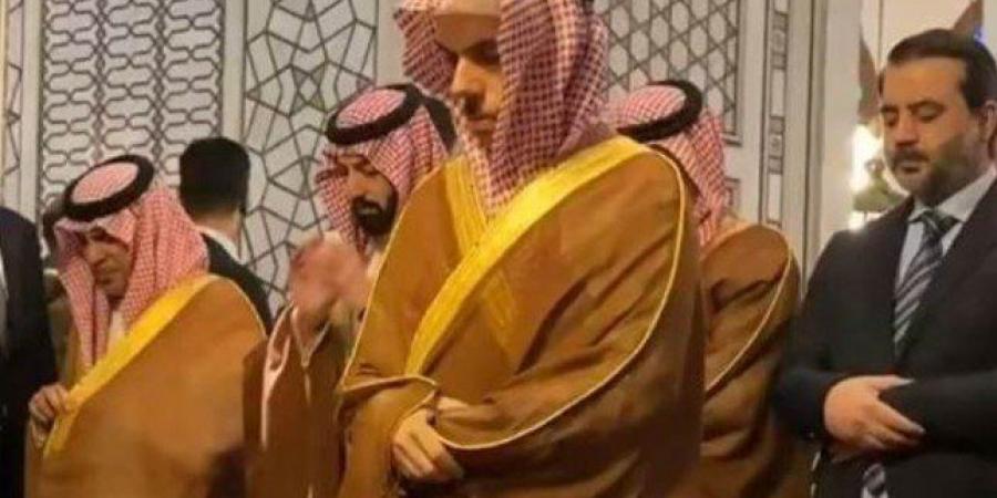 بالفيديو.. وزير خارجية السعودية يؤمّ المصلين بالجامع الأموى الكبير فى دمشق - هرم مصر