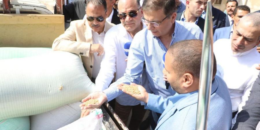 صور.. وزير الزراعة يؤكد رفع سعر أردب القمح عن العام الماضي لتحفيز الفلاحين - هرم مصر