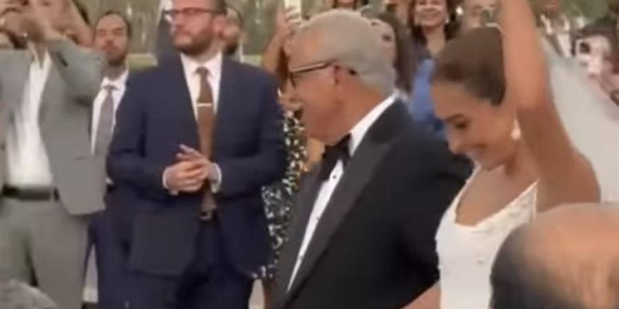 بهذه الطريقة.. منى زكي تهنئ أمينة خليل بحفل زفافها - هرم مصر