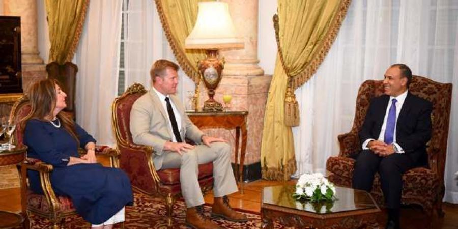 وزير الخارجية يلتقي عضو لجنة الخدمات العسكرية بمجلس الشيوخ الأمريكي - هرم مصر