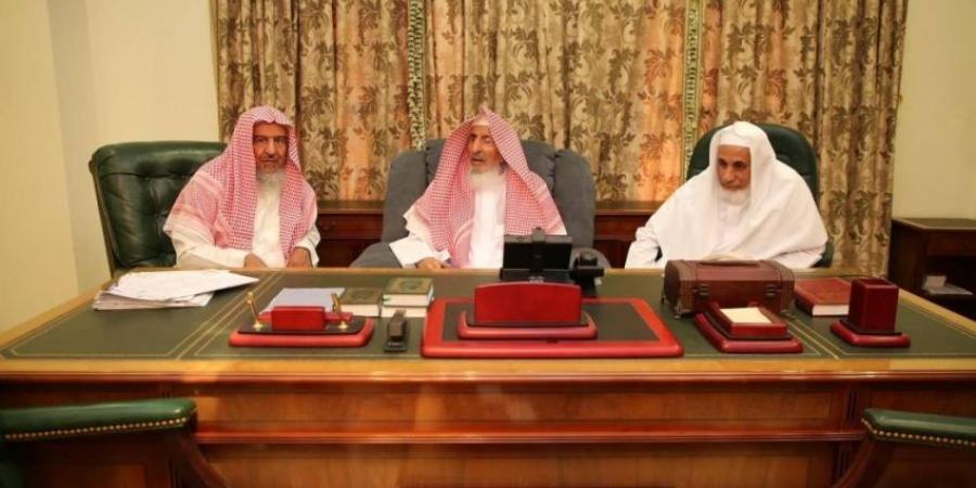 مفتي المملكة يستقبل المستفتين ويوجّه بتكليف عدد من أصحاب الفضيلة للرد على استفسارات الحجاج - هرم مصر