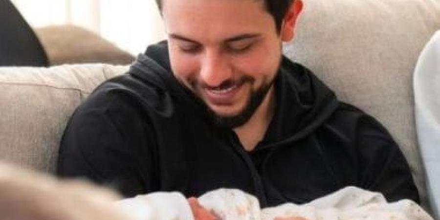 أحلى تشخيص في حياتي.. ولي عهد الأردن يعاني من ألم بالكتف لكثرة حمله ابنته - هرم مصر
