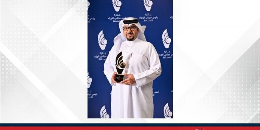 المصور سلطان الحداد يفوز بجائزة رئيس مجلس الوزراء للصحافة لأفضل صورة صحفية بعنوان: "شمس عرفة تنساب قطرة بين يدي حاج" - هرم مصر