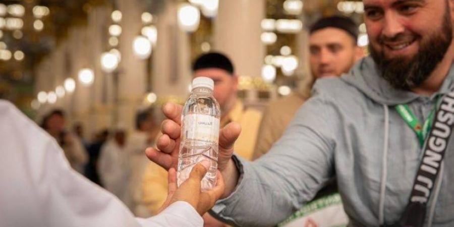 توزيع 218336 عبوة واستهلاك 3360 طنًا من مياه زمزم بالمسجد النبوي خلال 15 يومًا - هرم مصر