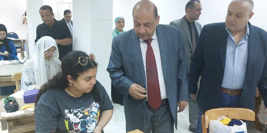 نائب رئيس جامعة القاهرة يتفقد امتحانات العلاج الطبيعي خارج الحرم - هرم مصر