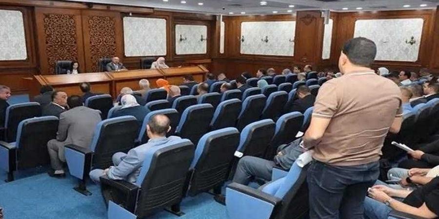 وزير الصناعة والنقل يبحث مع محافظ ومستثمري البحيرة تحديات المناطق الصناعية بالمحافظة وسبل حلها - هرم مصر