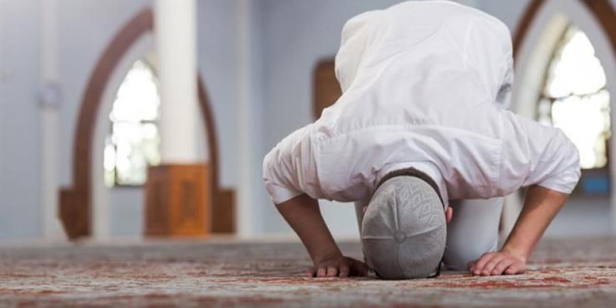 هل قراءة سورة بعد الفاتحة في الركعة الرابعة يوجب إعادة الصلاة؟ #دين وحياة #دار الإفتاء - هرم مصر