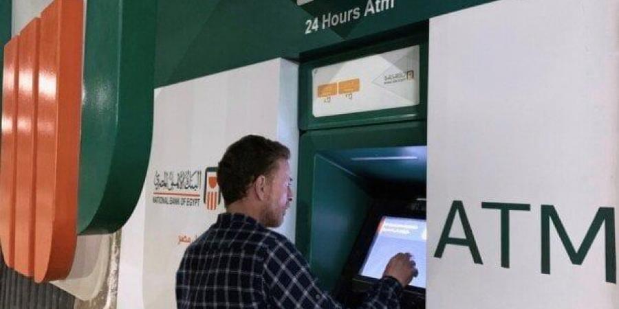 البنوك تغذي ماكينات الصراف وتلبي الطلب على فكة عيد الأضحى - هرم مصر