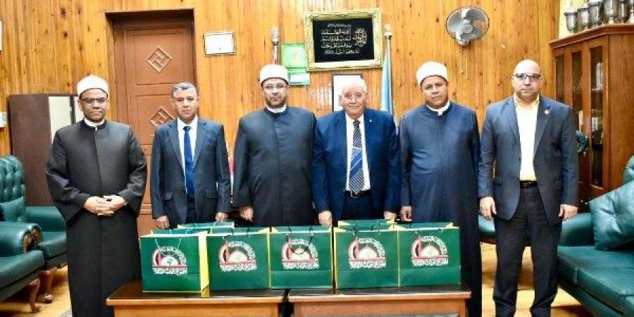 أمين الأعلى للشئون الإسلامية يُهدي كلية الشريعة والقانون مجموعة من الإصدارات المترجمة - هرم مصر