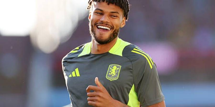 مدافع منتخب إنجلترا يمدد تعاقده مع أستون فيلا - هرم مصر