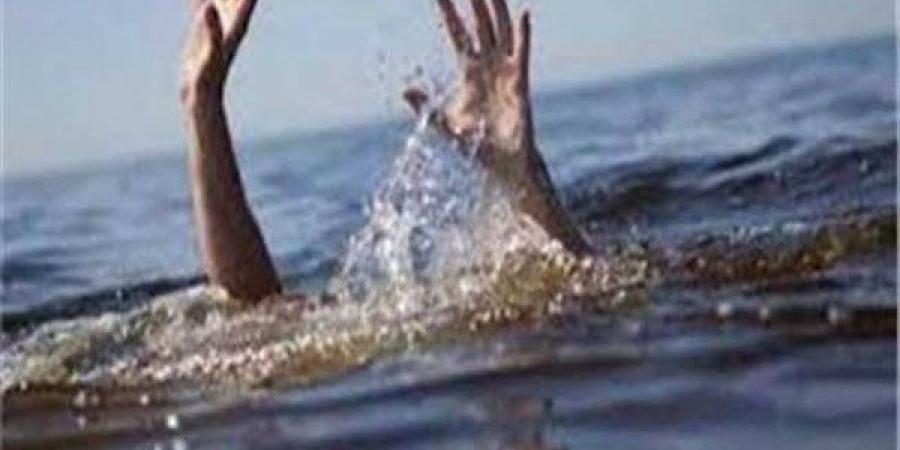 كان بيستحمى مع أصحابه.. انتشال جثة غريق من النيل بالجيزة - هرم مصر