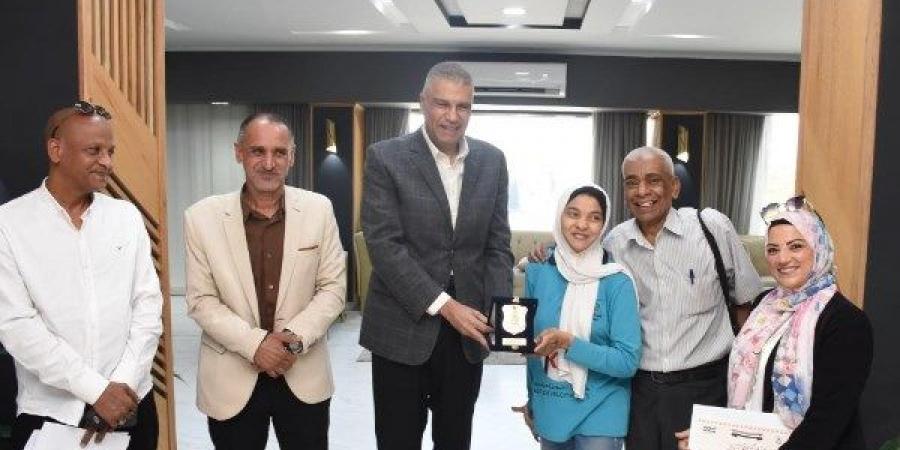 محافظ أسوان يكرم آلاء حسن بطلة ألعاب القوى - هرم مصر