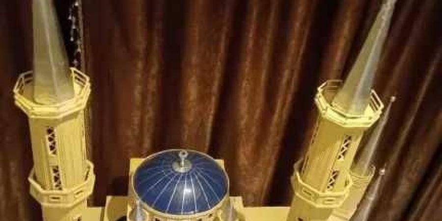 بمسدس الشمع وأعواد الكبريت والشيش طاووق..فني سقالات يبدع فى عمل مجسمات مبان ومساجد تحاكى الواقع - هرم مصر