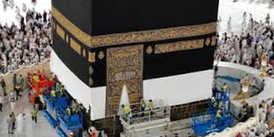 استبدال كسوة الكعبة فى مشهد مهيب فجر يوم عرفة - هرم مصر