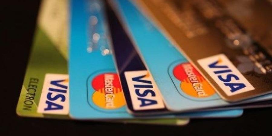 الحبس 6 أشهر وغرامة 100 ألف جنيه.. عقوبة الاستيلاء على بطاقات عملاء البنوك - هرم مصر