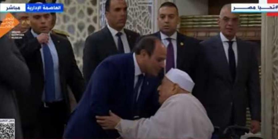 السيسي يصافح أحمد عمر هاشم لدى وصوله مسجد مصر بالعاصمة لأداء صلاة عيد الأضحي - هرم مصر