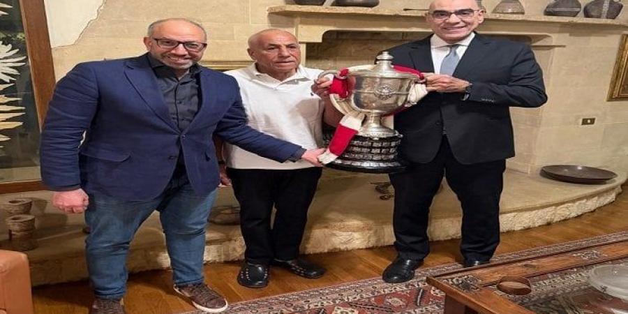 بعد غيابه عن المباراة.. إدارة الزمالك تحتفل بكأس مصر في منزل حسين لبيب - هرم مصر