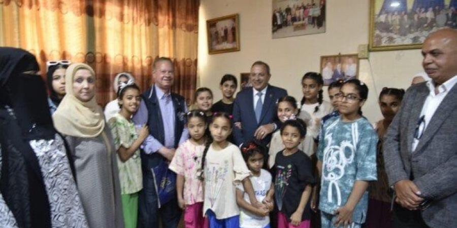 محافظ بورسعيد يشارك الأيتام والمسنات فرحة عيد الأضحى ويقدم لهم الهدايا - هرم مصر