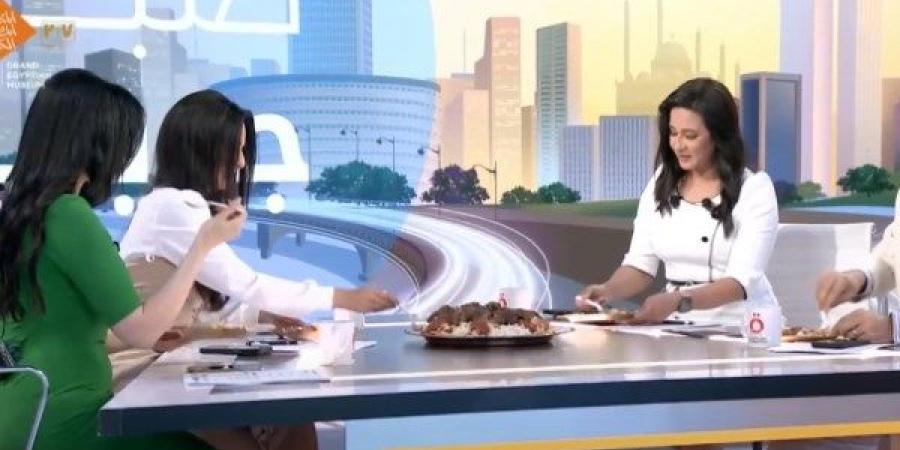 احتفالا بعيد الأضحى.. مذيعو القاهرة الإخبارية يتناولون الفتة على الهواء - هرم مصر