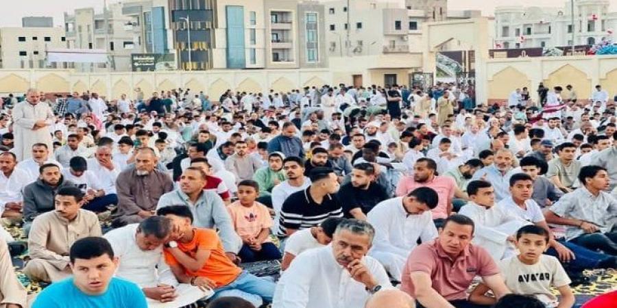 حشود كبيرة من المصلين يؤدون صلاة العيد بالمجمع الاسلامي بمدينة السادات - هرم مصر