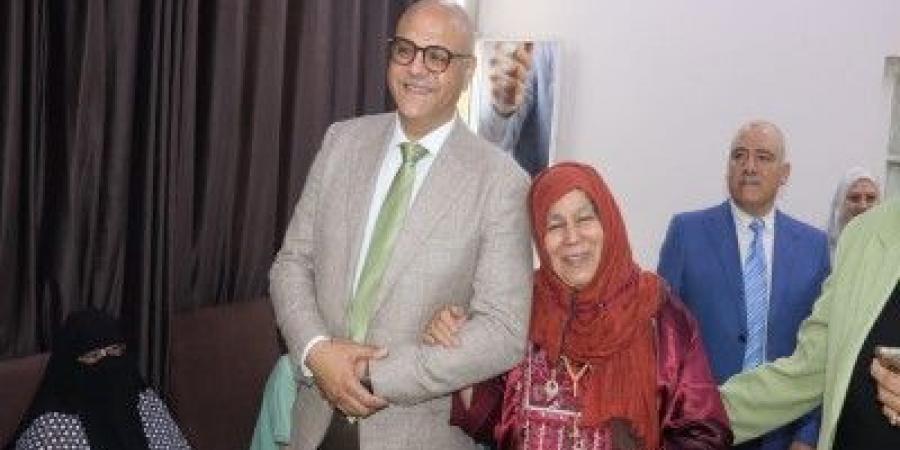 محافظ القليوبية يشارك المسنين فرحتهم في اول ايام عيد الاضحي - هرم مصر